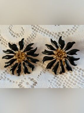 🌼Vintage Craft Black Enamel Gold Rhinestone Flower Clip On Earrings 1970s
